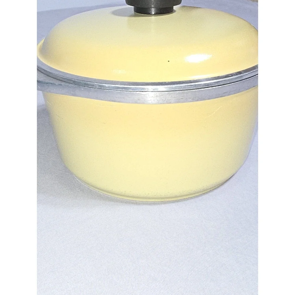 4 Qt  Harvest Yellow Club Dutch Oven 9